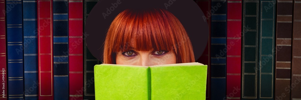 在书前阅读的女人