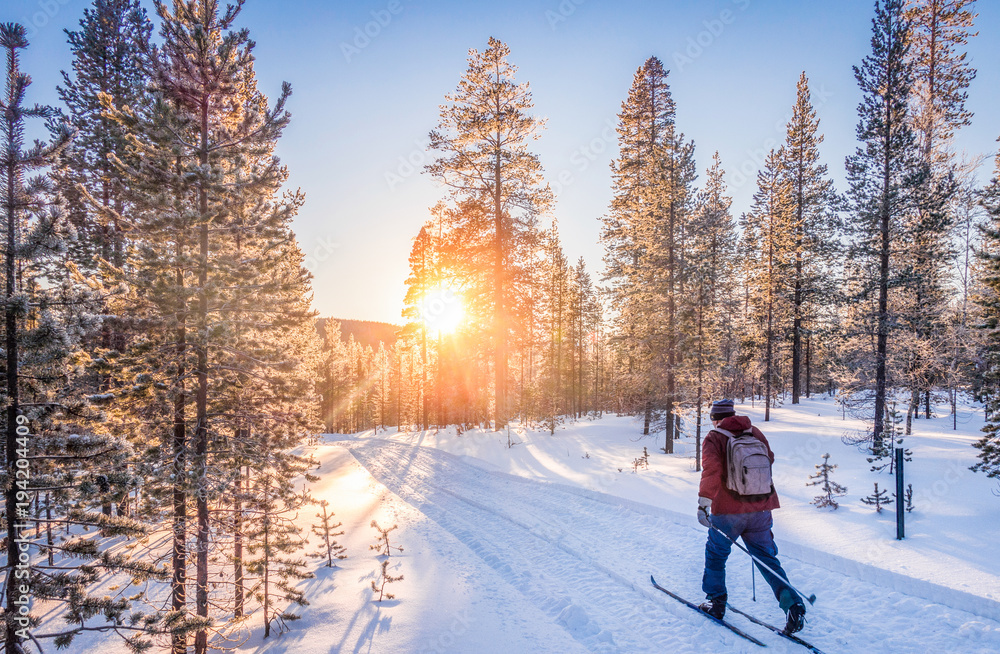 日落时分在斯堪的纳维亚越野滑雪