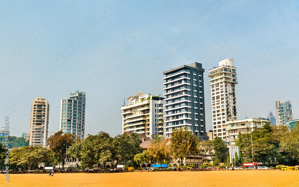 Girgaon Chowpatty海滩的孟买天际线