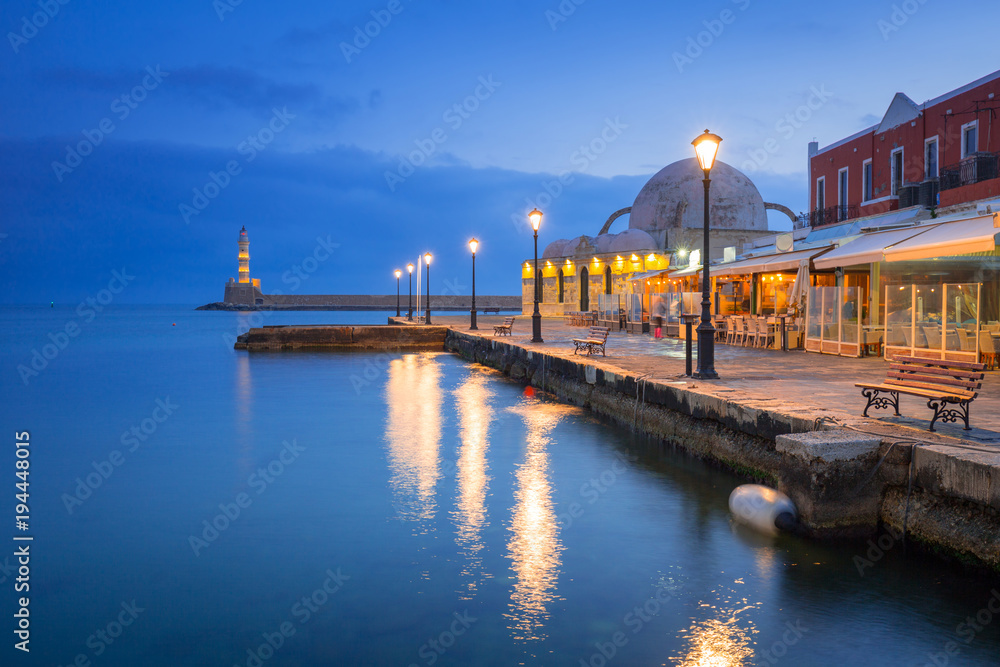 查尼亚夜间建筑，克里特岛上的老威尼斯港口。希腊