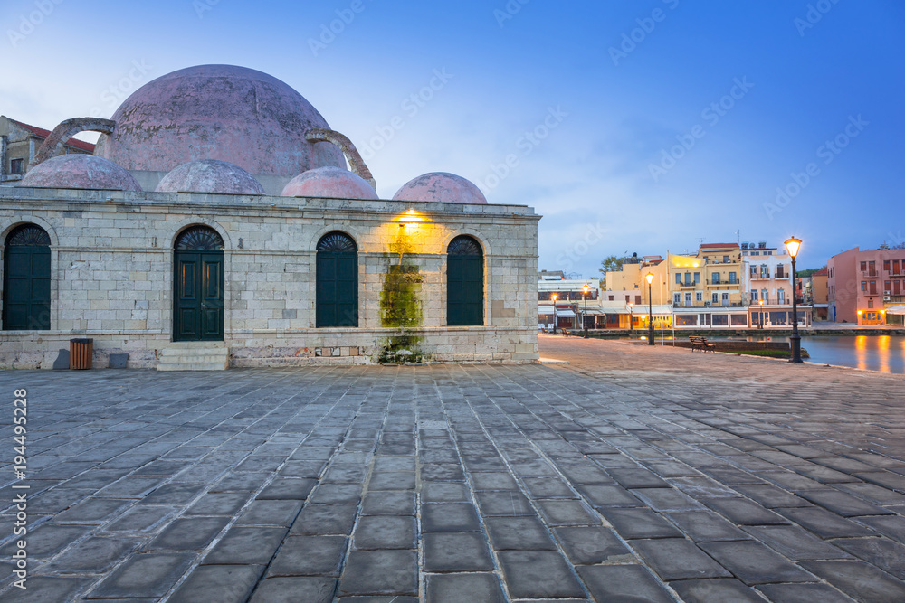 希腊克里特岛黎明时分查尼亚港的老清真寺