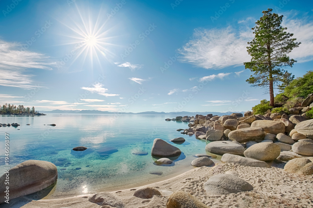 太浩湖东岸海滩，阳光明媚的日子里平静的绿松石海水