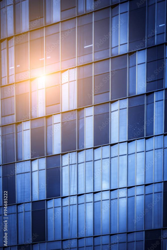 城市摩天大楼的玻璃墙