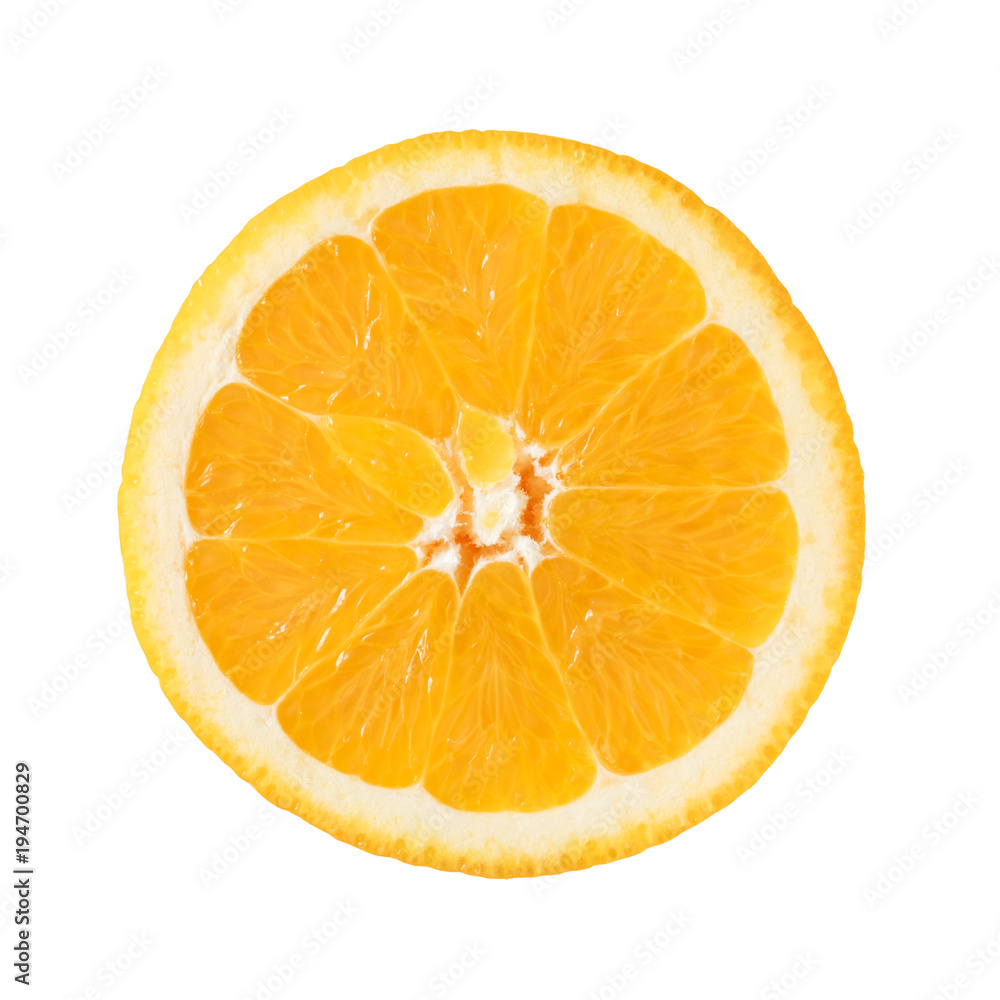 在白色背景上分离的新鲜橙色切片