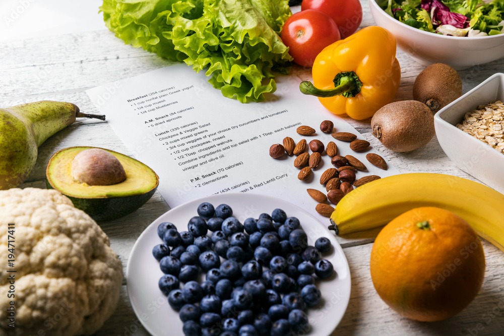 餐桌上有新鲜健康食品的均衡饮食计划