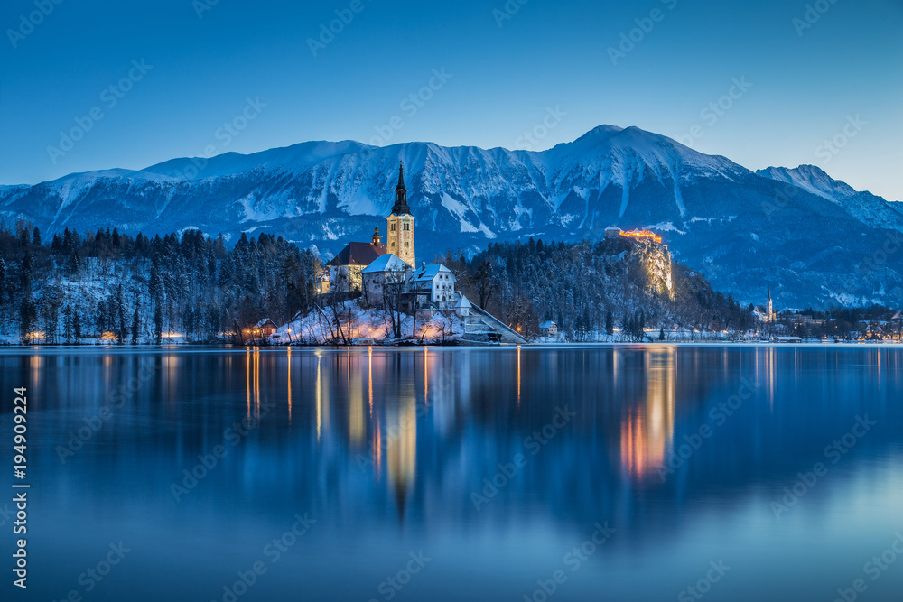 斯洛文尼亚冬季布莱德湖与布莱德岛和布莱德城堡的黄昏景观