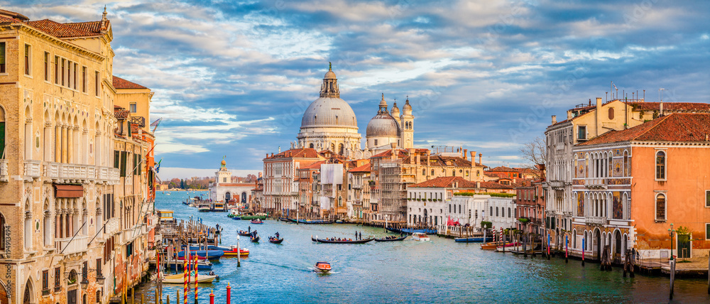 意大利威尼斯，日落时分的大运河与圣玛丽亚大教堂致敬