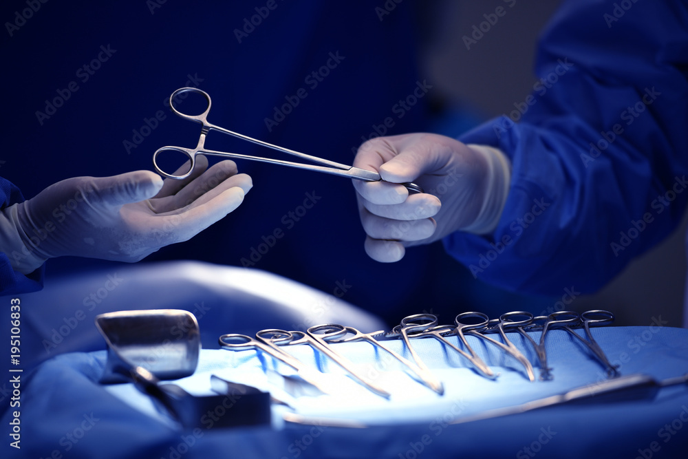 外科医生从手术器械托盘中拿起器械