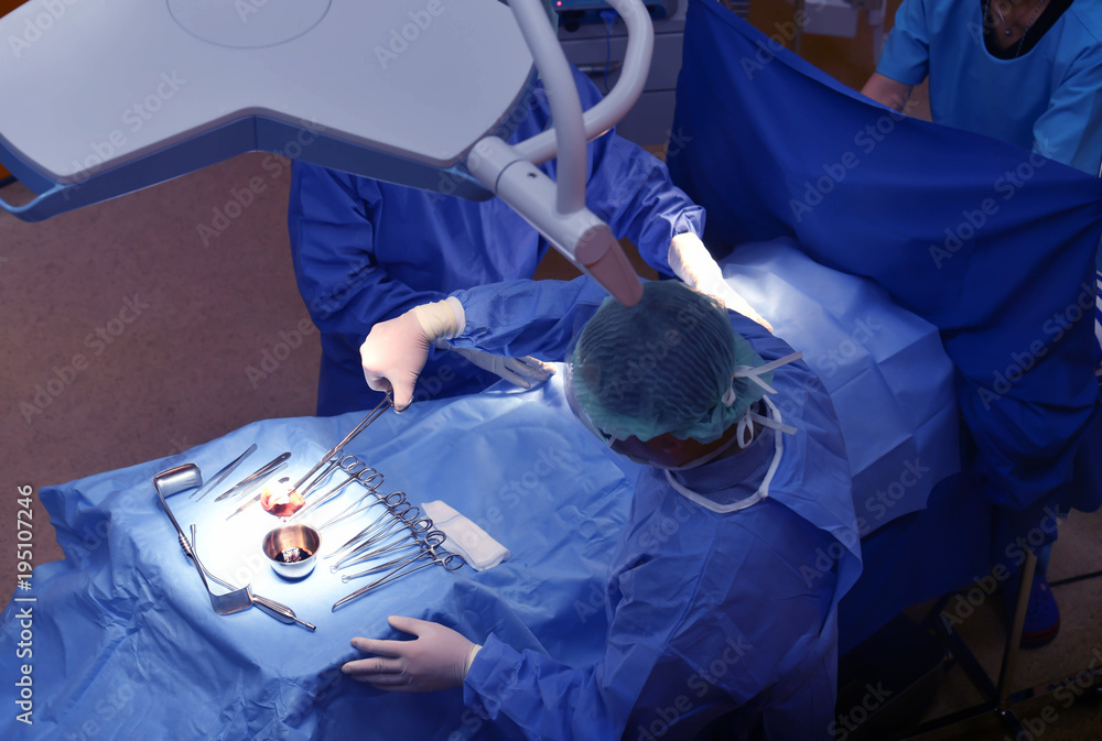 俯视图，团队外科医生在医院手术室工作