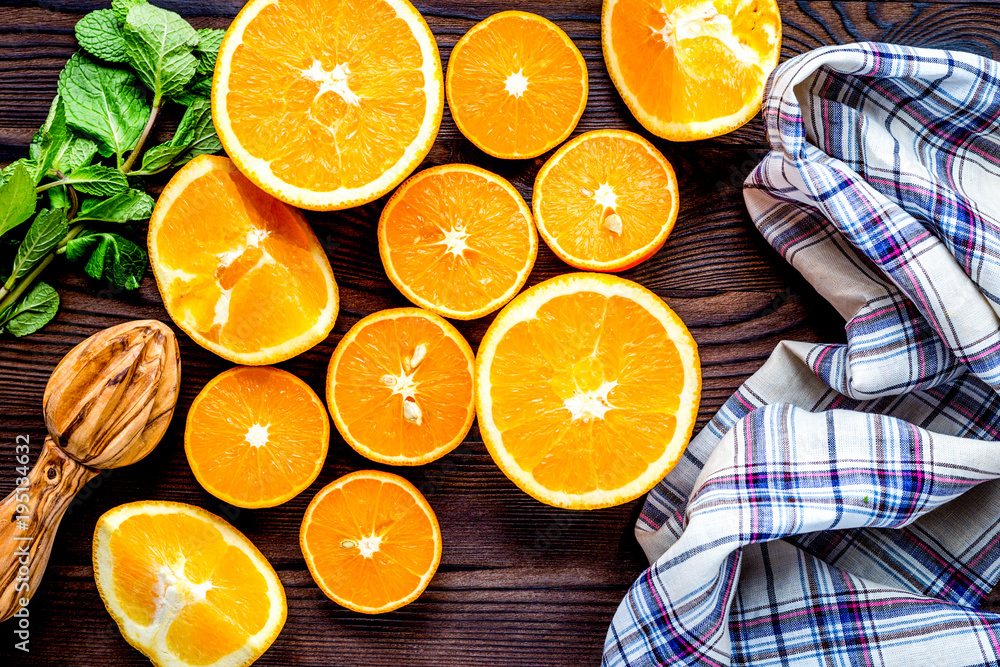 厨房俯视图上的薄荷叶切片新鲜橙子