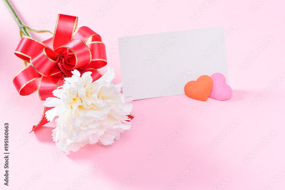 五月母亲节康乃馨花束，带礼品卡俯视图，空白文本，粉红色