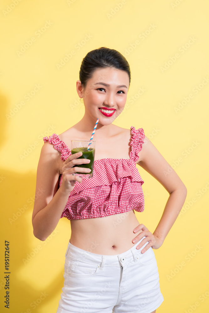亚洲美女夏装，配一杯新鲜排毒。