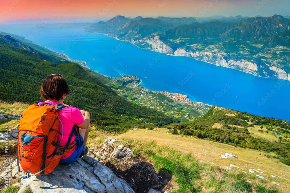 徒步旅行的女人在山顶上放松，意大利