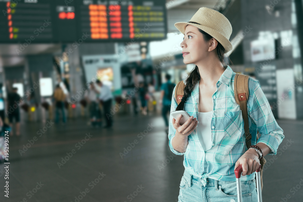 美丽的旅行女性使用智能手机