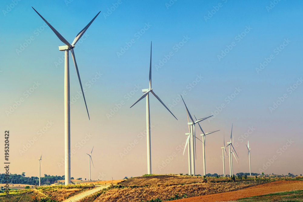 概念理念生态电力能源。日落时山上的风力涡轮机