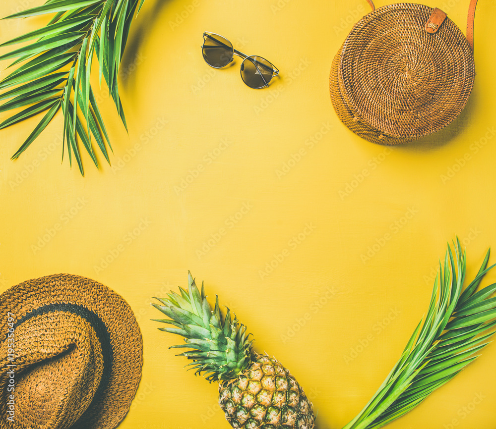 色彩缤纷的夏季女性时尚套装平躺。草帽、竹包、太阳镜、棕榈枝