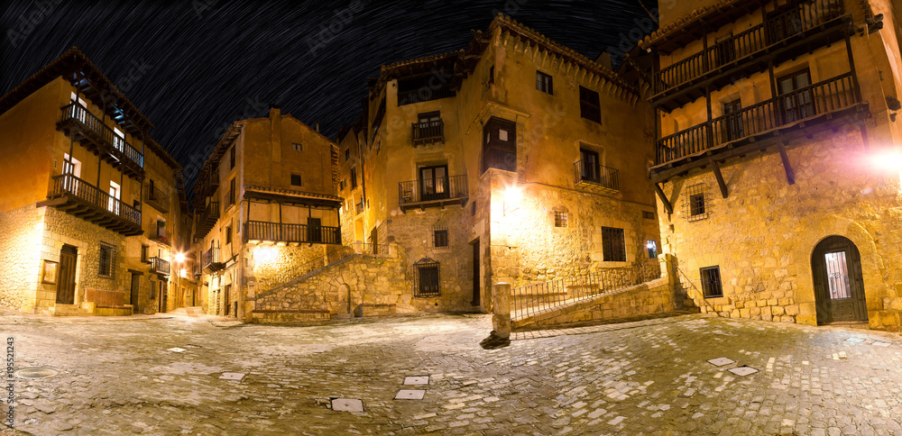 Pueblo medieval español.Viajes y aventuras por España.Plaza del pueblo en escena nocturna.Albarracin