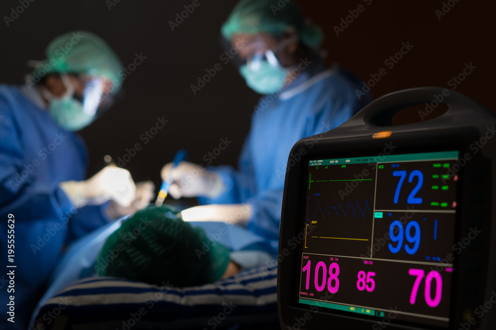 医院外科手术急诊室心电图显示患者心率模糊
