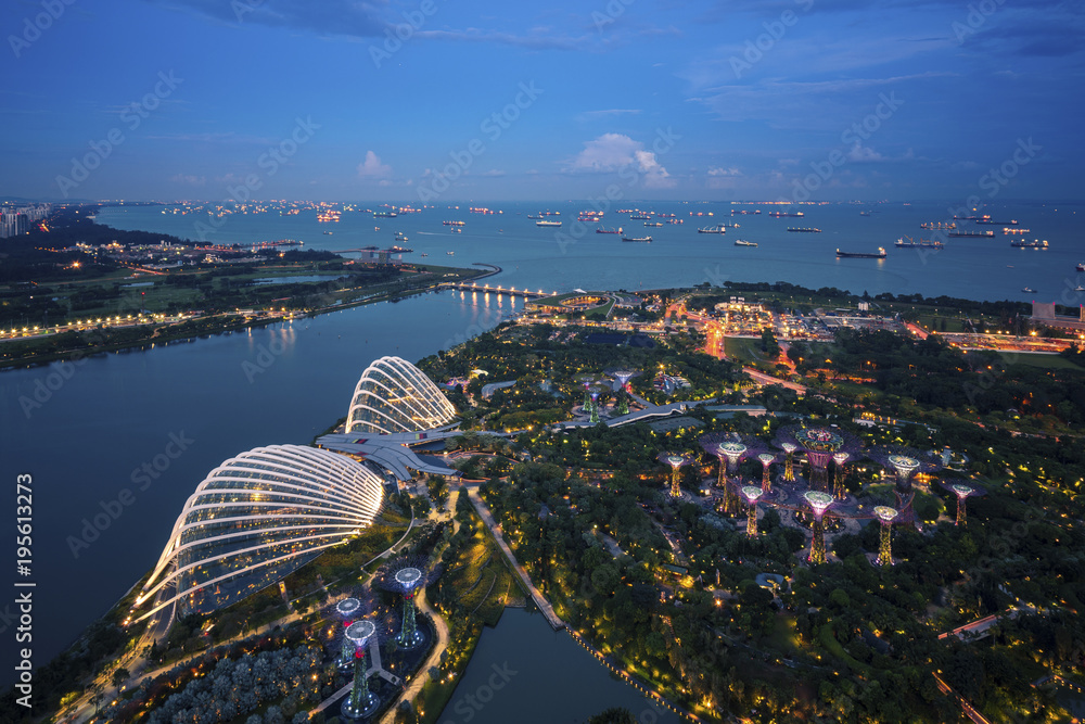 新加坡海湾和港口，从建筑顶部看有船只和花园