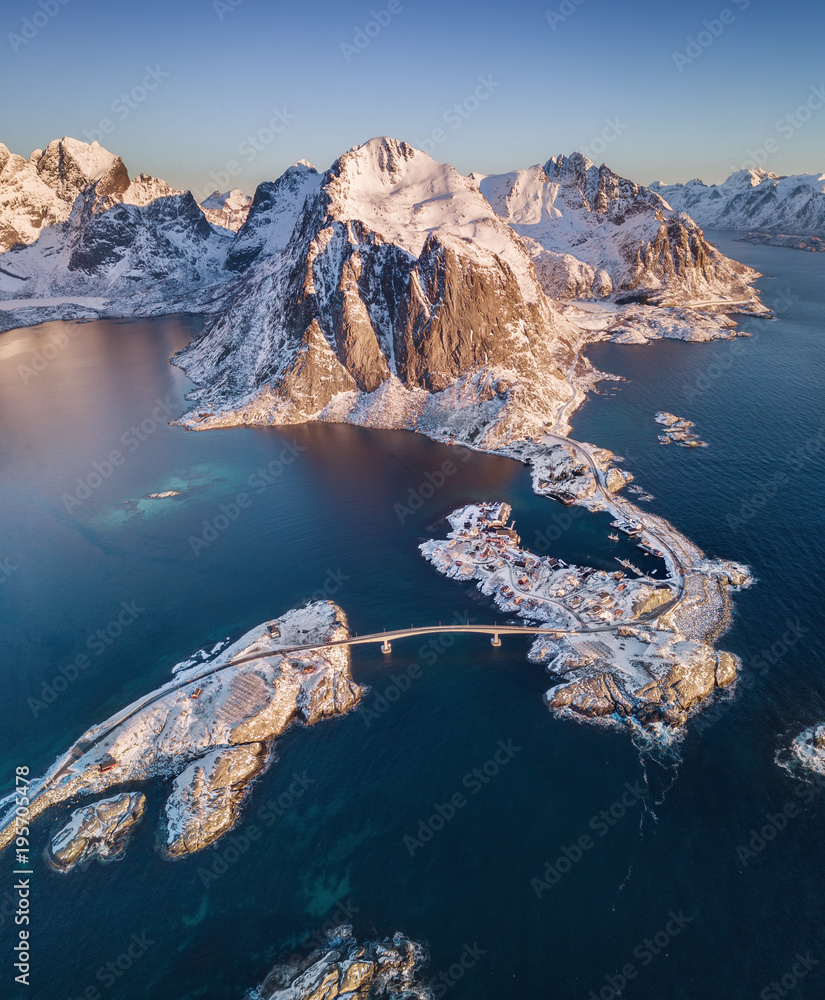 挪威岛鸟瞰图。挪威美丽的自然景观