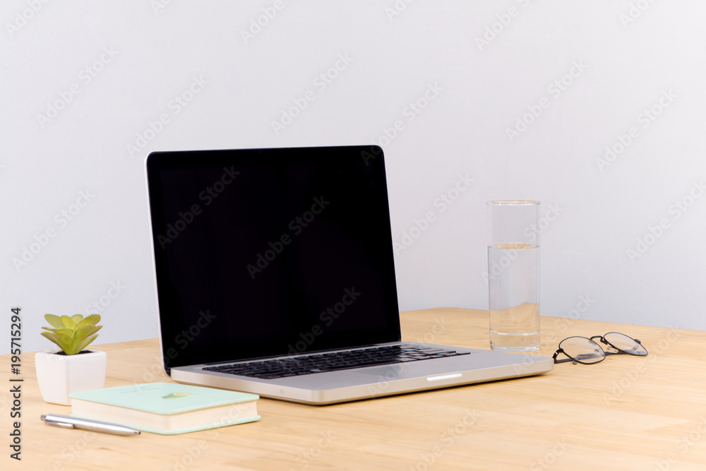 笔记本电脑工作台正面白色空白屏幕