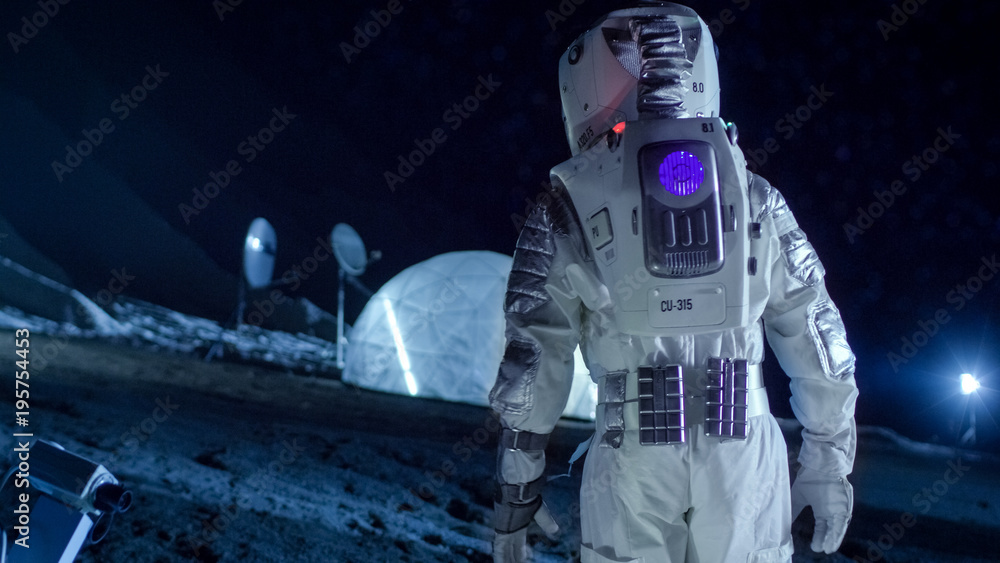 勇敢的宇航员穿着太空服在外星表面行走。探索新的Dis