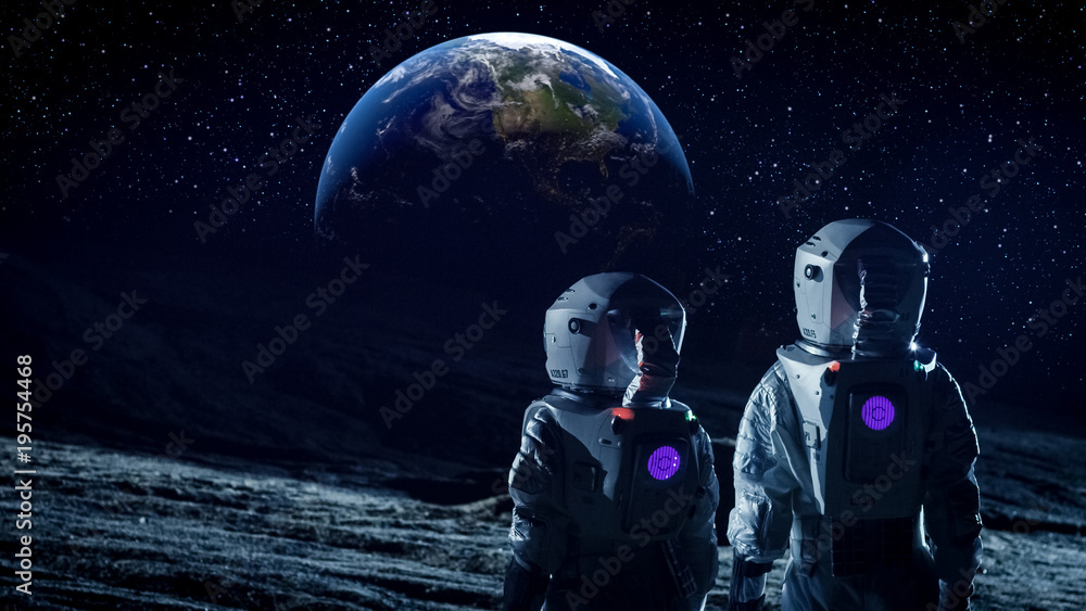 两名身穿太空服的宇航员站在月球上，看着天空中美丽的地球。太空之旅