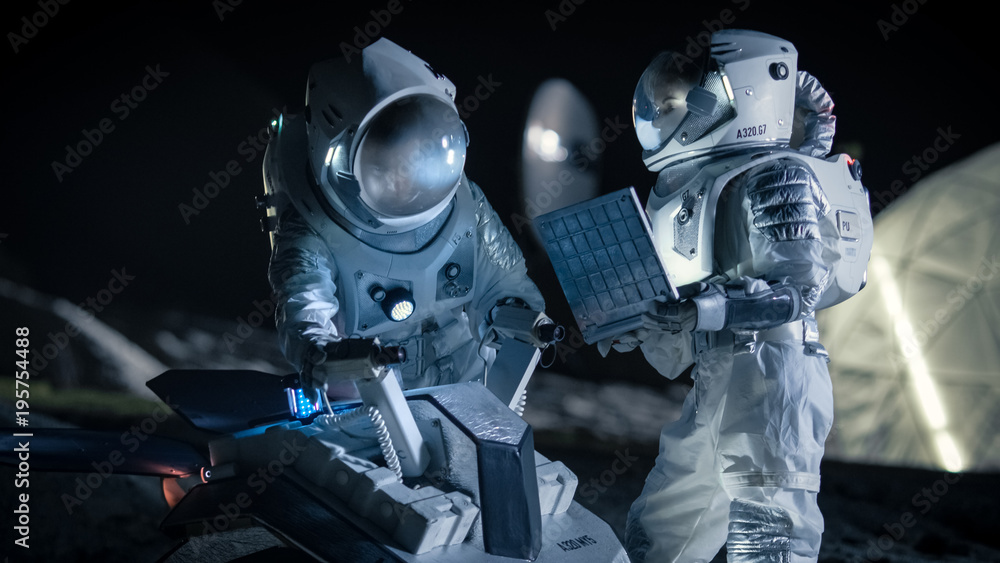 两名宇航员在外星星球上穿着太空服，为行星表面探索准备太空漫游车