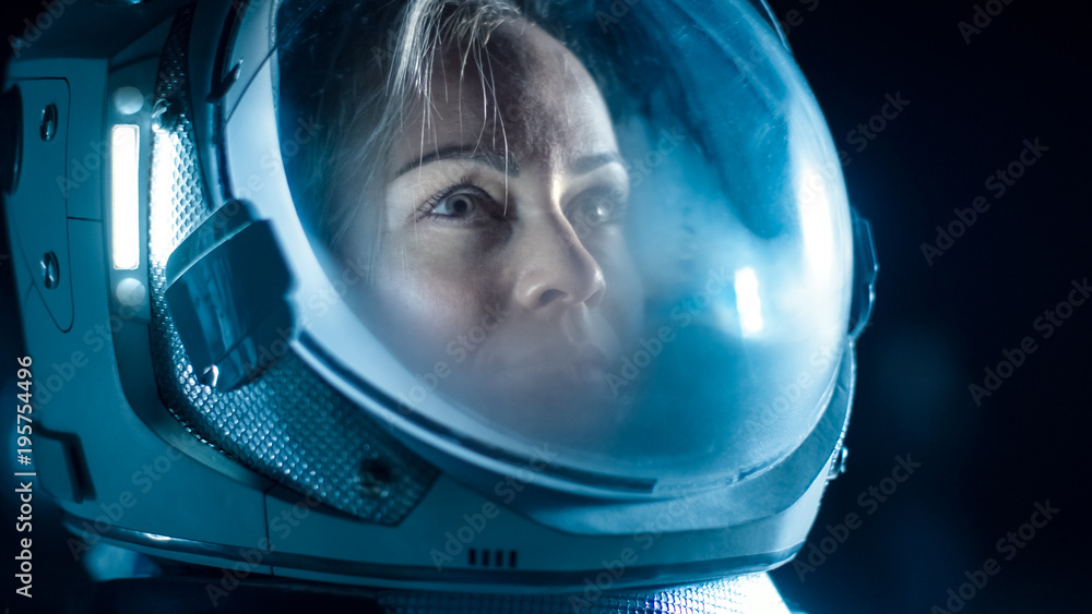 勇敢的女宇航员在太空中戴着头盔，惊奇地环顾四周的肖像照片。
