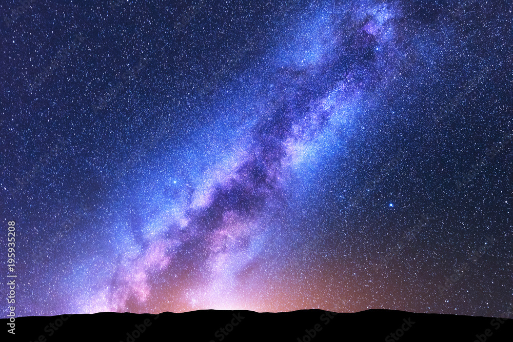银河。太空。明亮的银河、布满星星的天空、橙色的光线和