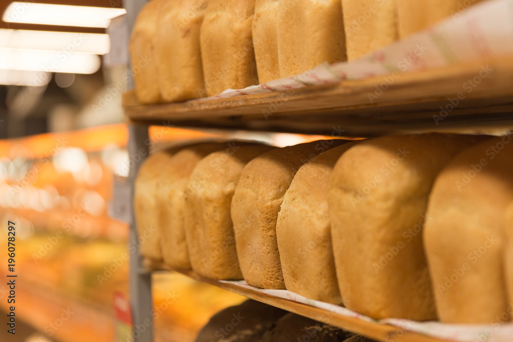 商店货架上的新鲜无包装面包