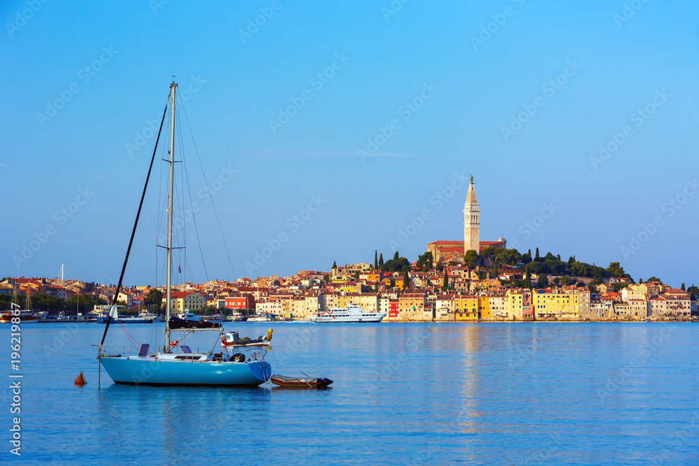 帆船驶入克罗地亚威尼斯古城罗维尼港