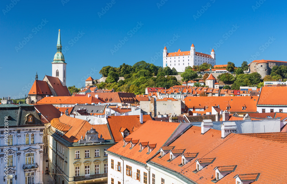 斯洛伐克布拉迪斯拉发古城、城堡和圣马丁大教堂景观