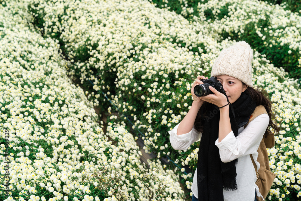 摄影师拍摄花田景观