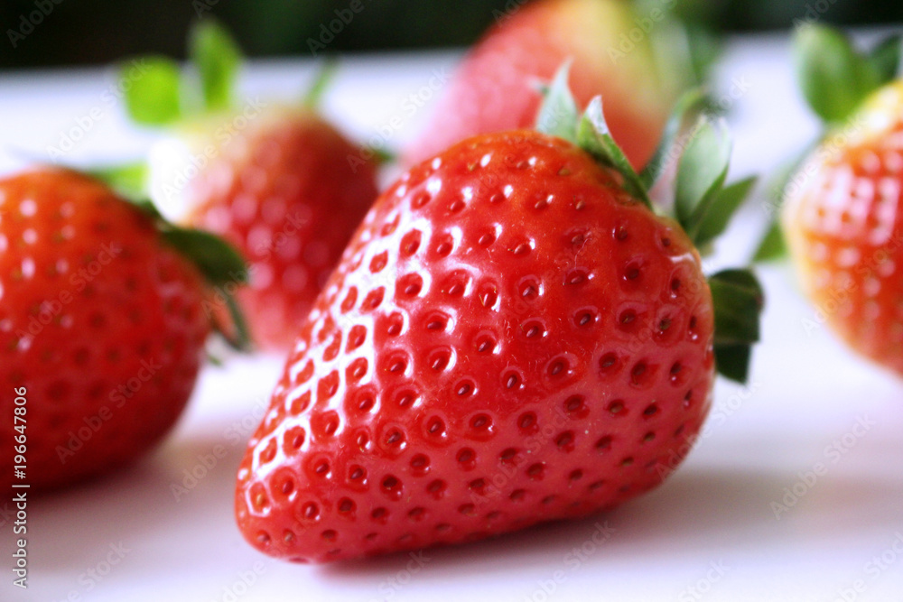 食物背景。特写白色背景上的新鲜有机红色成熟草莓。总结