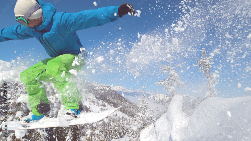 特写：极限越野滑雪运动员在晴朗的蓝天中高高跃起。