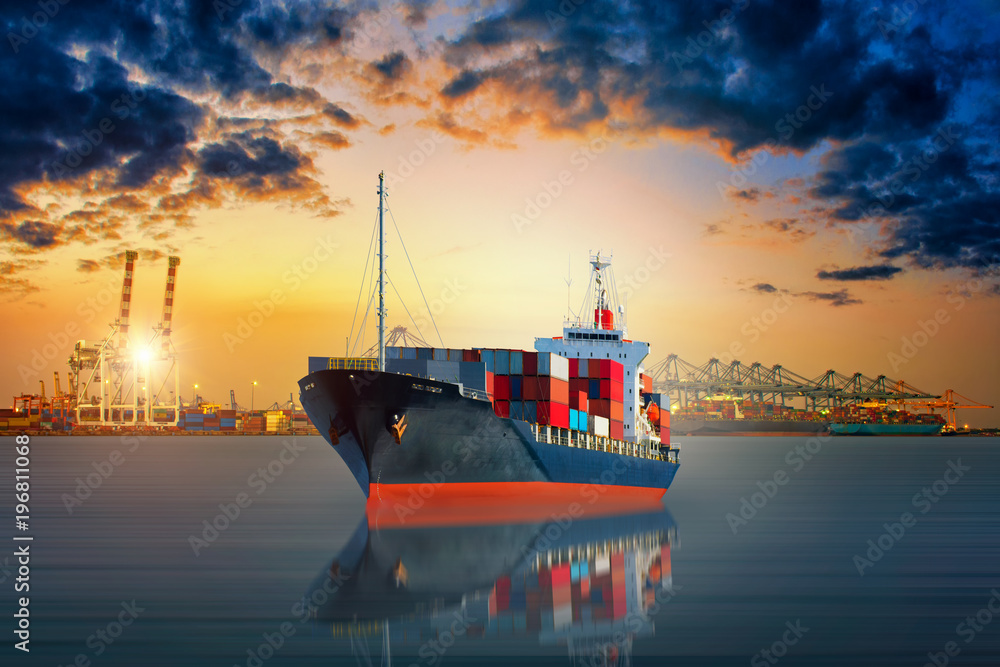 装载集装箱的货船，将出口货物从货场港口运至其他海洋概念船