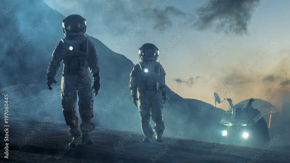 两名身穿太空服的宇航员自信地行走在外星，探索S行星