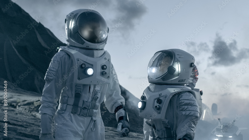 两名身穿太空服的宇航员自信地行走在外星，探索S行星