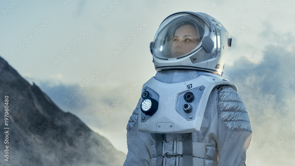 身穿太空服的女宇航员环视冰冻外星的照片。先进技术