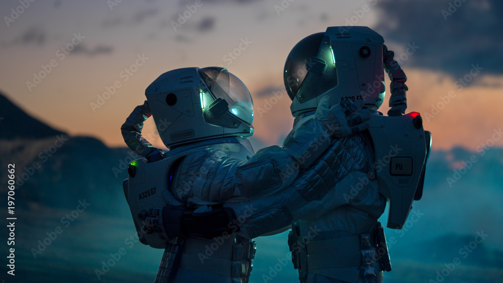 两名身穿太空服的宇航员拥抱在外星，探索行星表面。爱