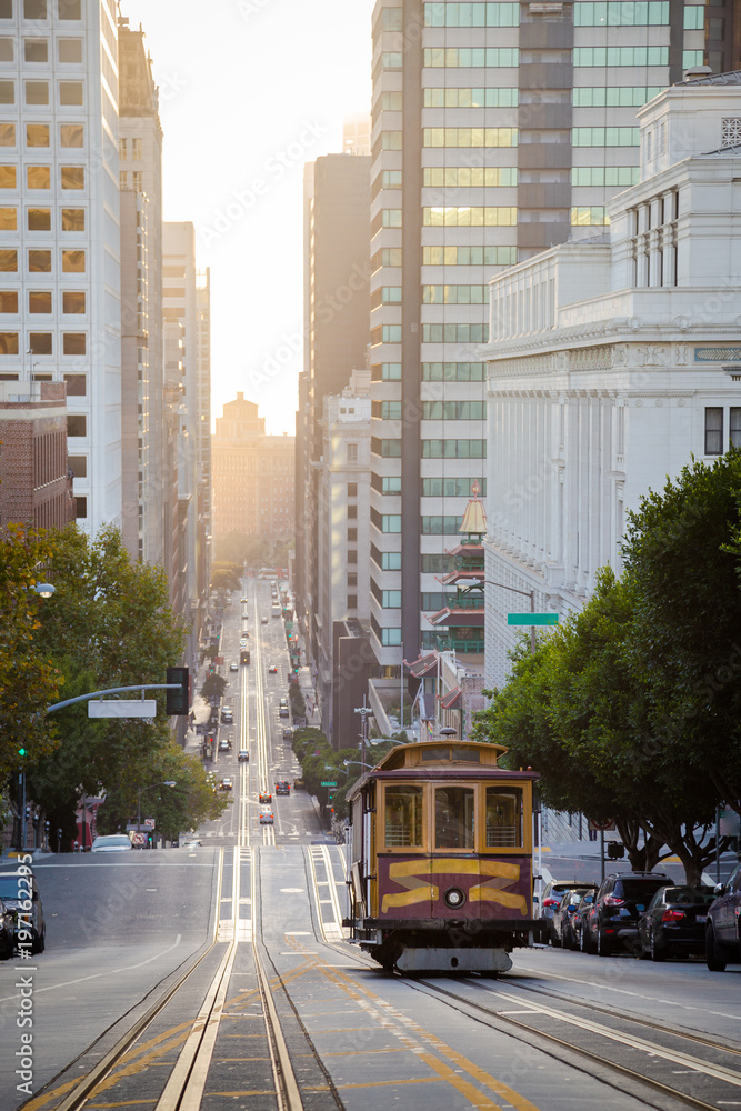 美国加利福尼亚州加利福尼亚街日出时的旧金山缆车