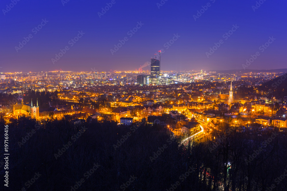 波兰Gdansk Oliwa山上夜晚的城市景观