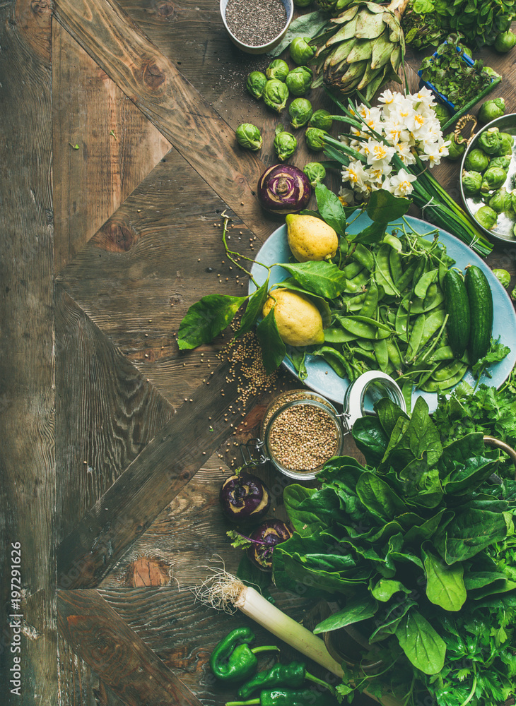 春季健康纯素食烹饪食材。蔬菜、水果、种子、芽菜、花朵的扁平排列