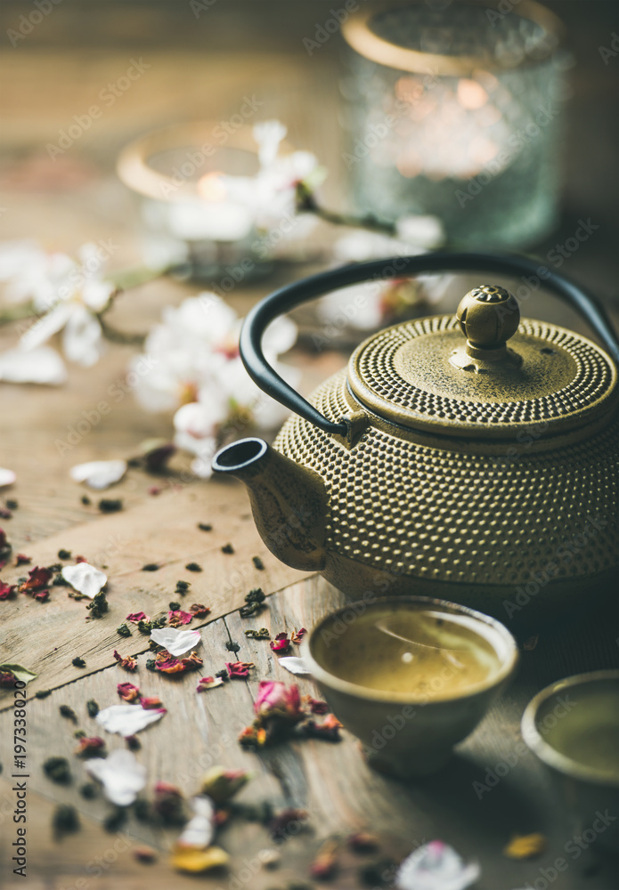 传统的亚洲茶道布置。铁茶壶、杯子、盛开的杏仁花、干玫瑰b