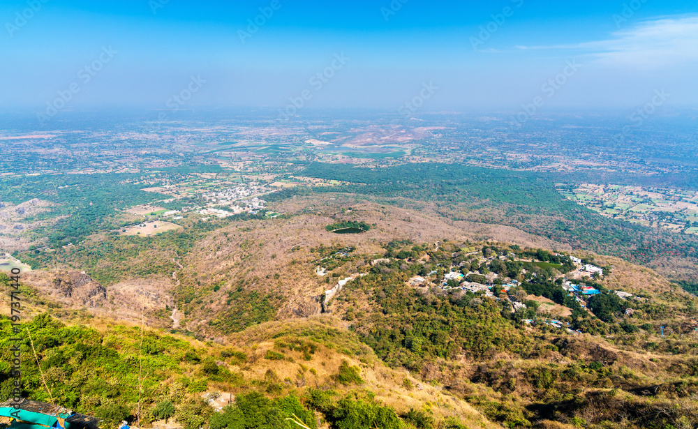古吉拉特邦西部帕瓦加德山的Manchi Haveli村和Champaner历史城市全景
