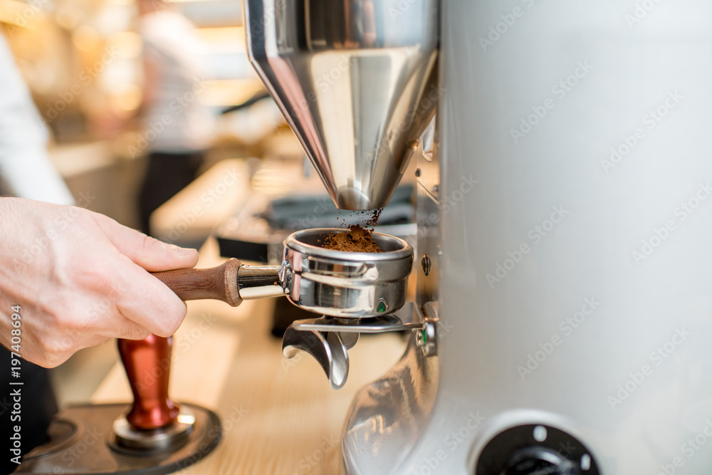 将咖啡研磨到专业咖啡机的手柄中