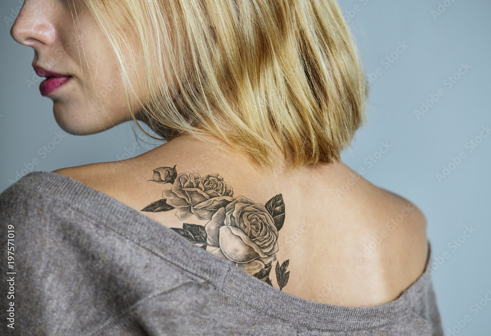女人的背部纹身