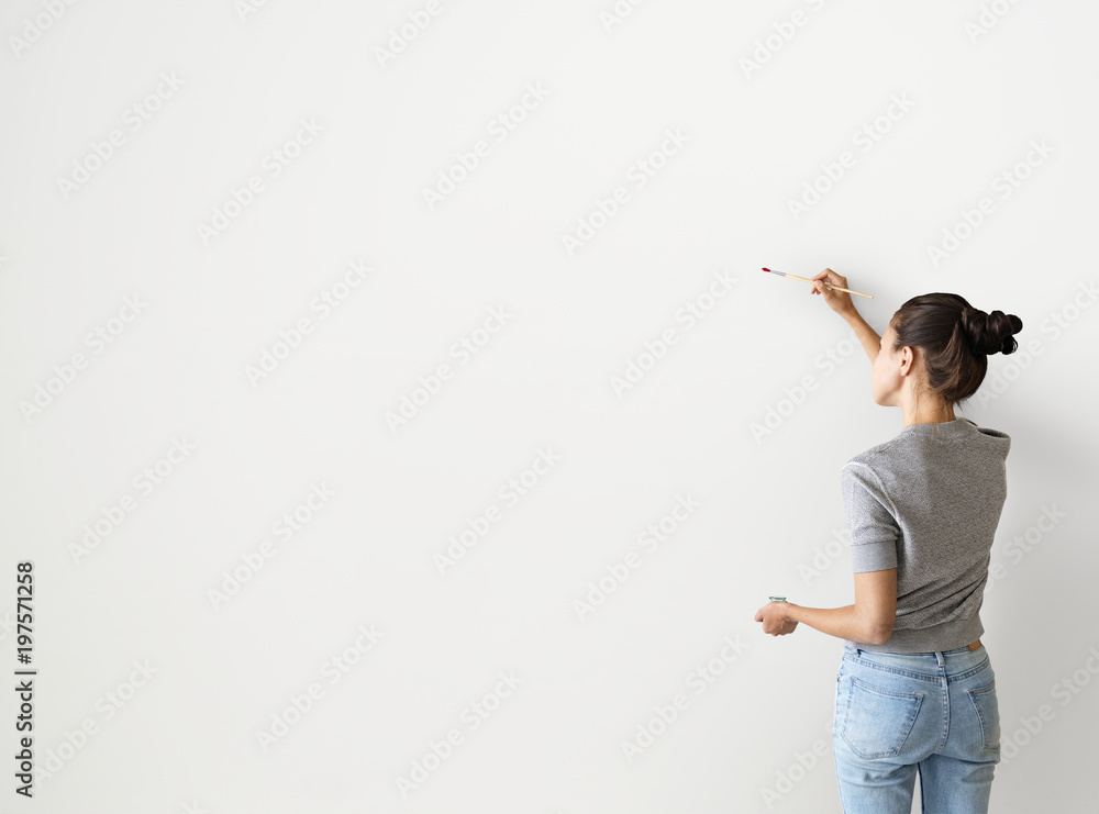 女艺术家在墙上作画