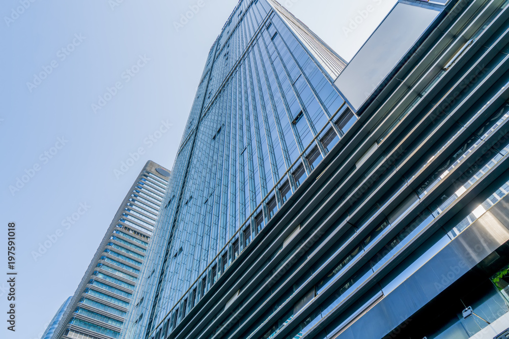 中国现代城市中的一座低角度摩天大楼